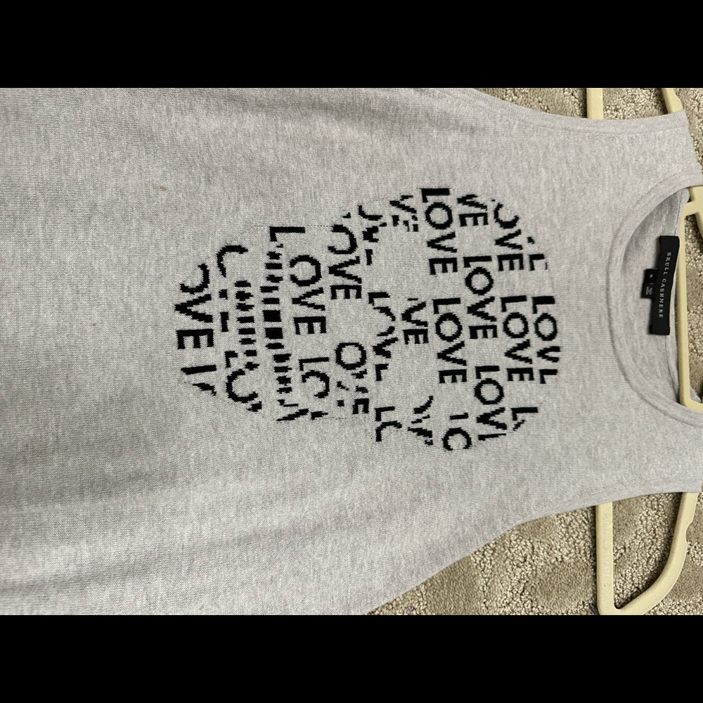 Skull cashmere sleeveless sweater. Size small. Love skull.